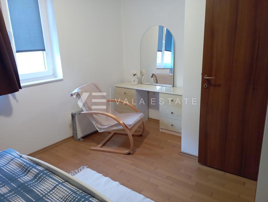 PRITLIČNI APARTMA Z VRTOM IN POGLEDOM NA MORJE