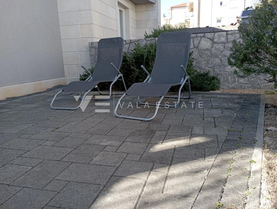 PRITLIČNI APARTMA Z VRTOM IN POGLEDOM NA MORJE