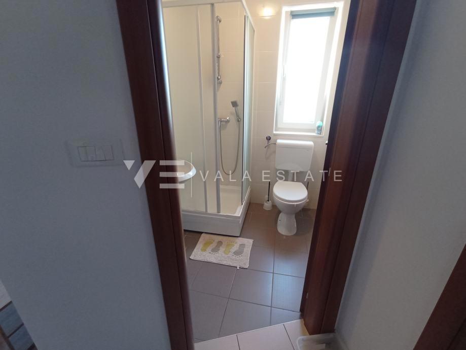 PRITLIČNI APARTMA Z VRTOM IN POGLEDOM NA MORJE