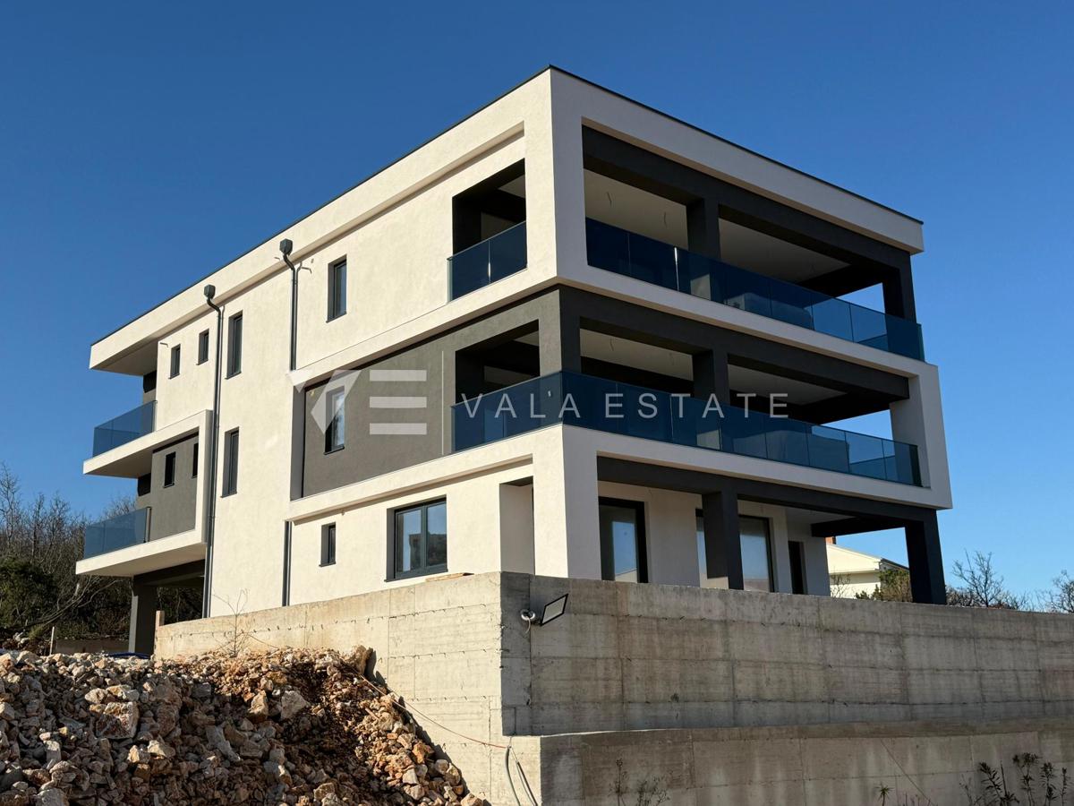  PRITLIČNO STANOVANJE Z VRTOM IN BAZENOM NA ATRAKTIVNI LOKACIJI