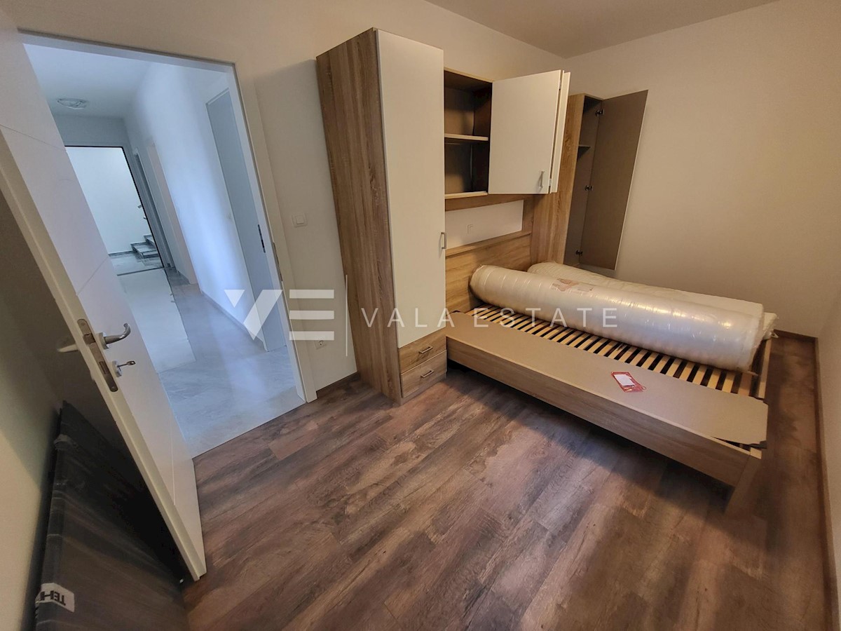  LUKSUZNO PENTHOUSE STANOVANJE NA ODLIČNI LOKACIJI S POGLEDOM NA MORJE