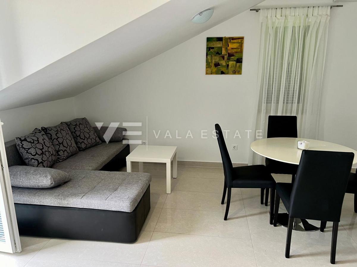 ENOSOBNI APARTMA V BLIŽINI PLAŽE