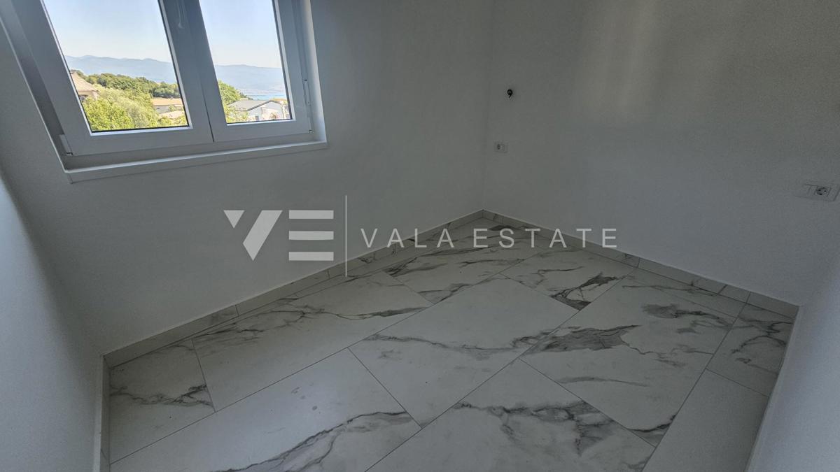 TRISOBNI APARTMA V PRVEM NADSTROPJU NOVOGRADNJE