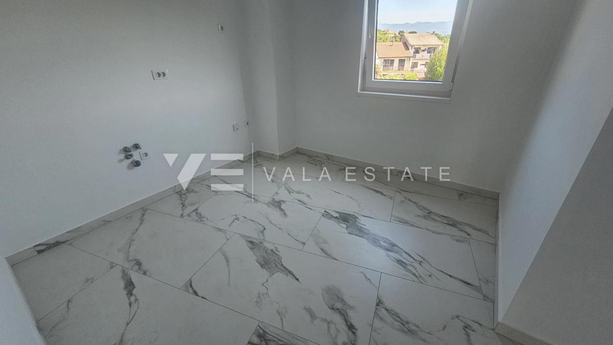 TRISOBNI APARTMA V PRVEM NADSTROPJU NOVOGRADNJE