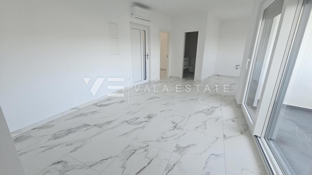 TRISOBNI APARTMA V PRVEM NADSTROPJU NOVOGRADNJE