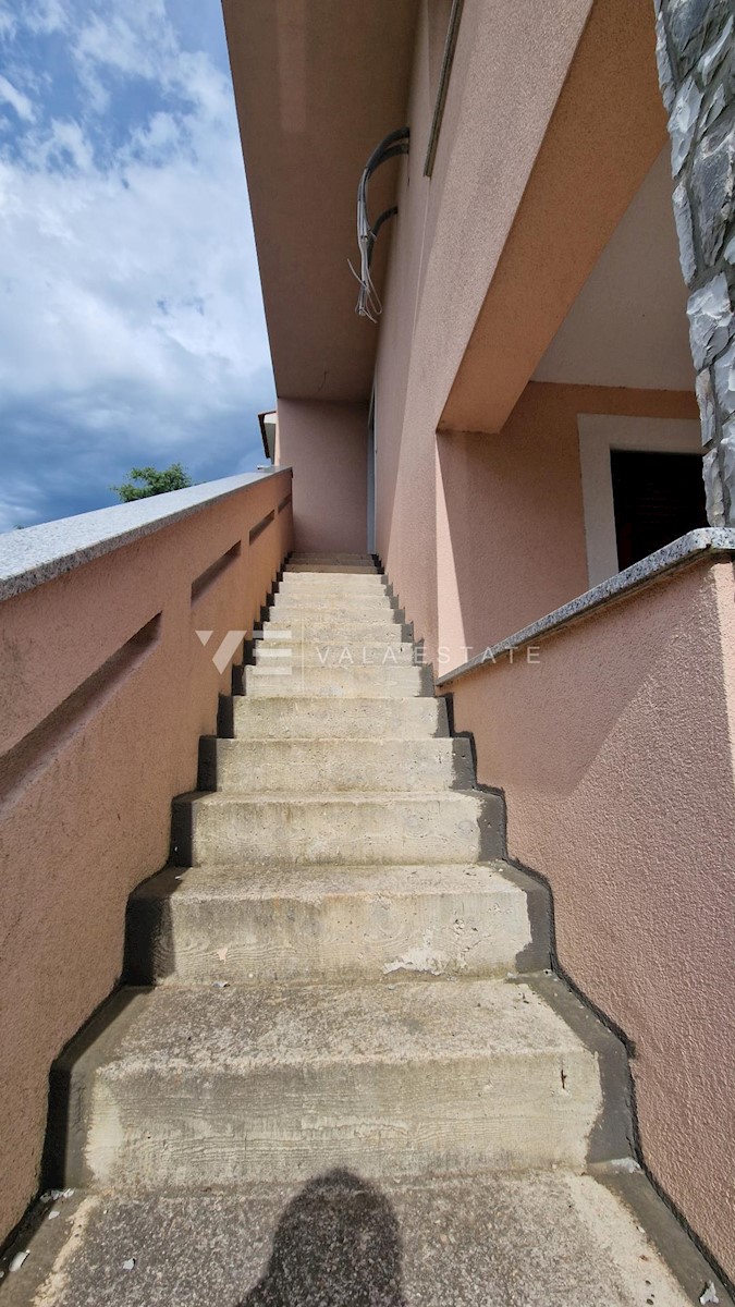 DVOJČEK HIŠA Z DVEMA LOČENIMA STANOVANJSKIMA ENOTAMA NA MIRNI LOKACIJI