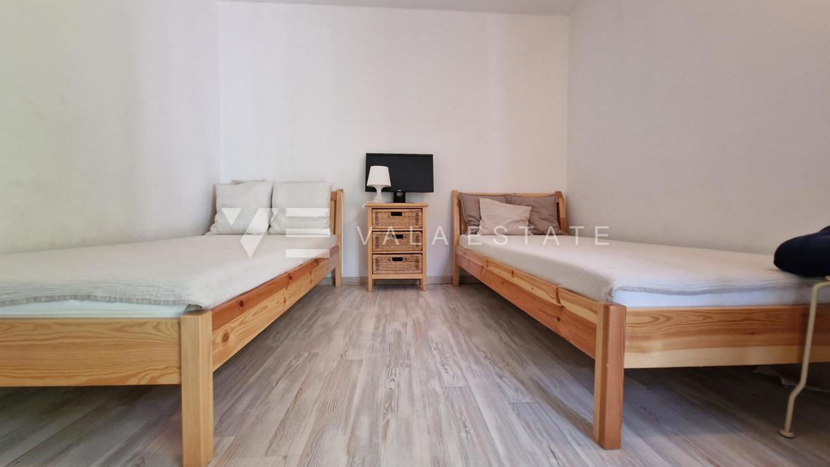 HIŠA S POGLEDOM NA MORJE LE 150 M OD PLAŽE