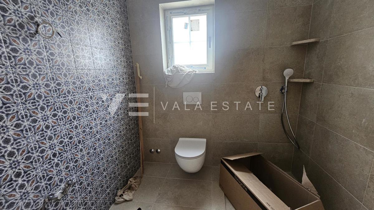 NOVA MEDITERANSKA VILA Z BAZENOM IN POGLEDOM NA MORJE