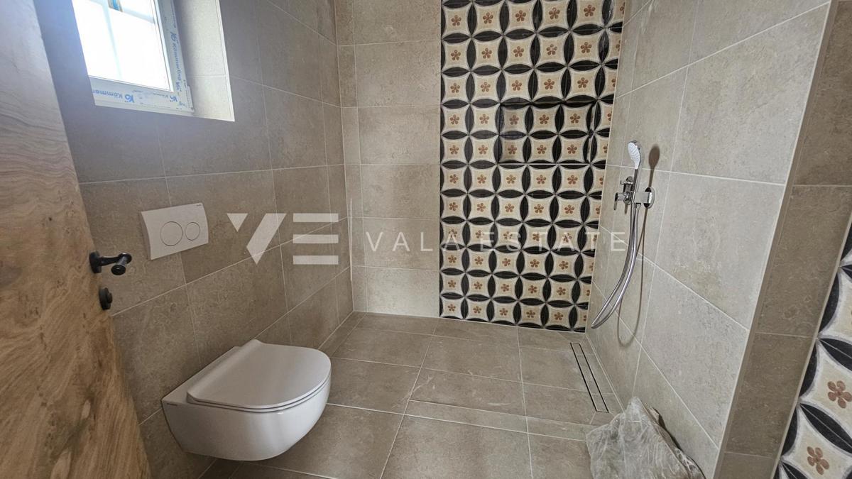 NOVA MEDITERANSKA VILA Z BAZENOM IN POGLEDOM NA MORJE