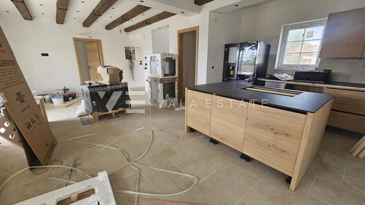 NOVA MEDITERANSKA VILA Z BAZENOM IN POGLEDOM NA MORJE
