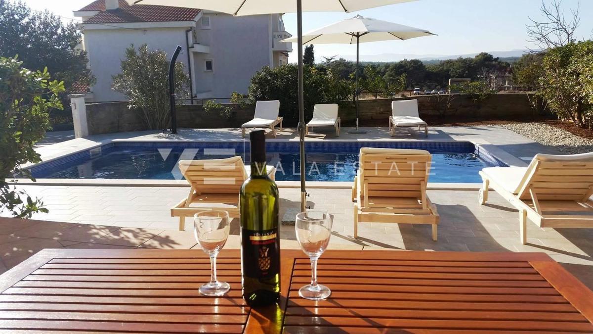 SAMOSTOJNA HIŠA Z DVEMA STANOVANJSKIMA ENOTOMA IN BAZENOM