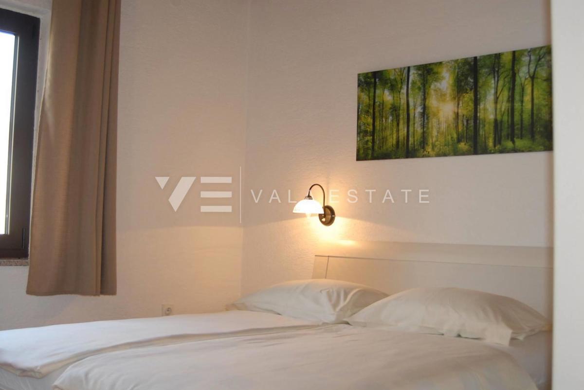 SAMOSTOJNA HIŠA Z DVEMA STANOVANJSKIMA ENOTOMA IN BAZENOM