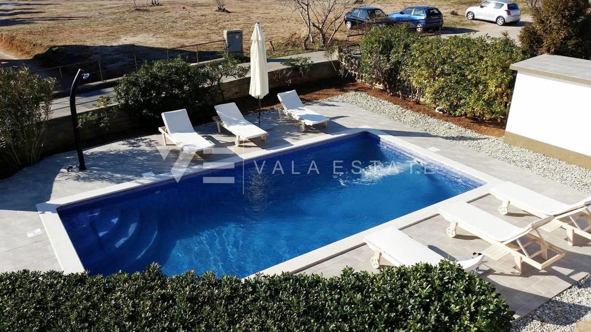 SAMOSTOJNA HIŠA Z DVEMA STANOVANJSKIMA ENOTOMA IN BAZENOM