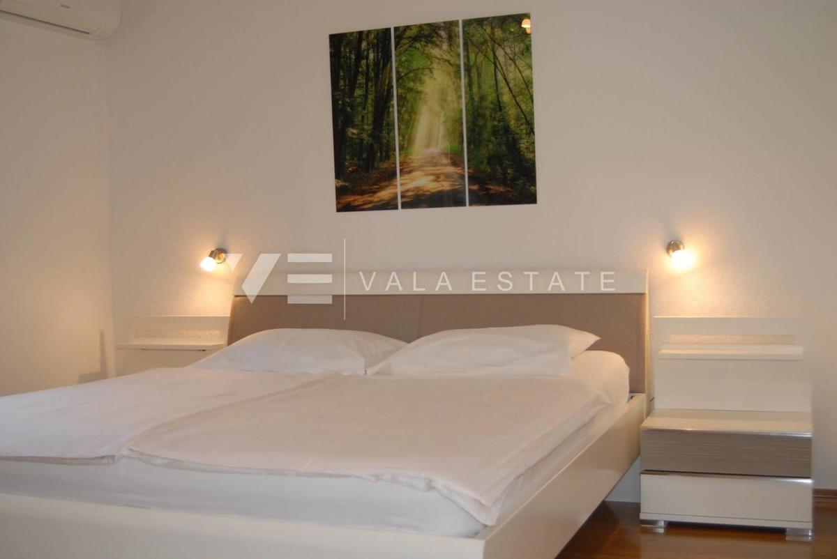 SAMOSTOJNA HIŠA Z DVEMA STANOVANJSKIMA ENOTOMA IN BAZENOM