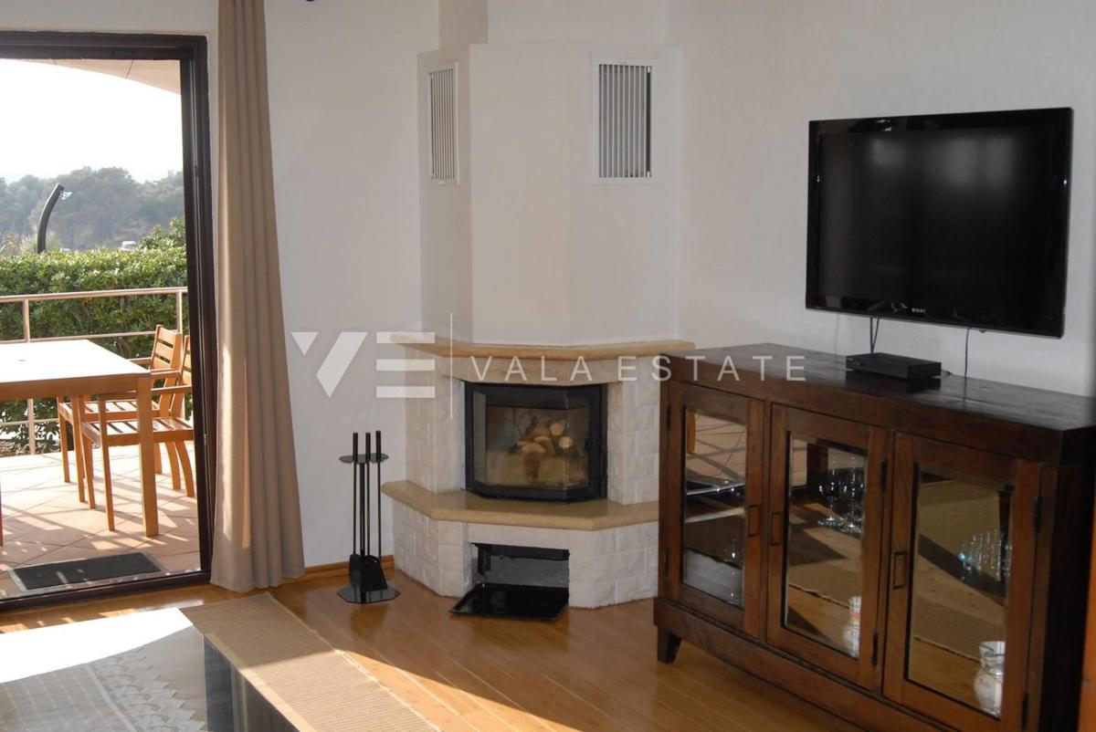 SAMOSTOJNA HIŠA Z DVEMA STANOVANJSKIMA ENOTOMA IN BAZENOM