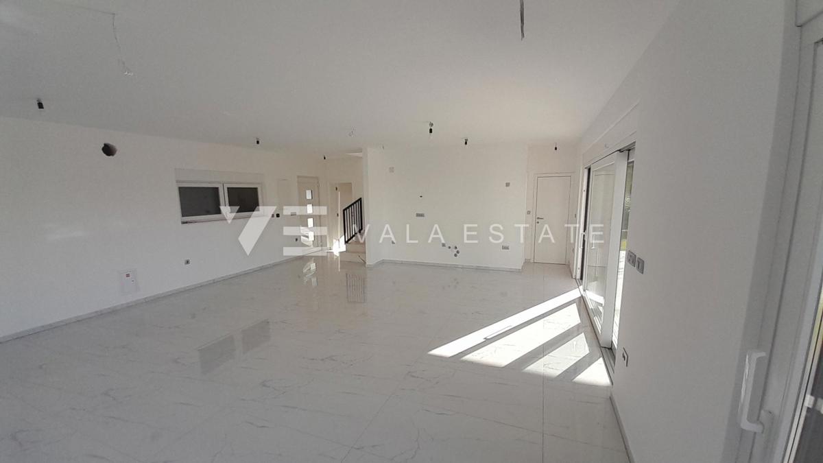 NOVA SAMOSTOJNA HIŠA Z BAZENOM IN POGLEDOM NA MORJE