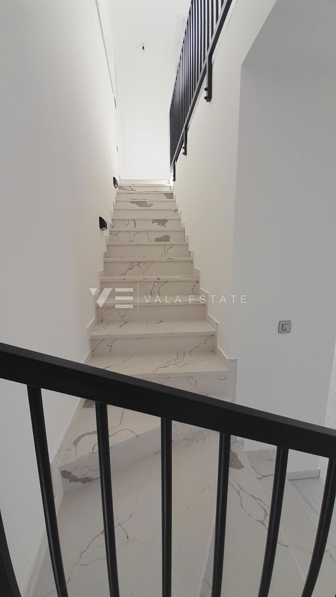 NOVA SAMOSTOJNA HIŠA Z BAZENOM IN POGLEDOM NA MORJE