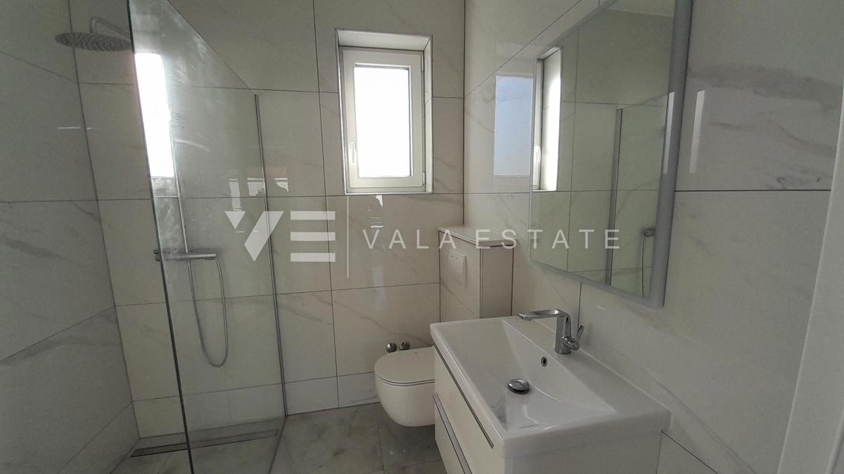 NOVA SAMOSTOJNA HIŠA Z BAZENOM IN POGLEDOM NA MORJE