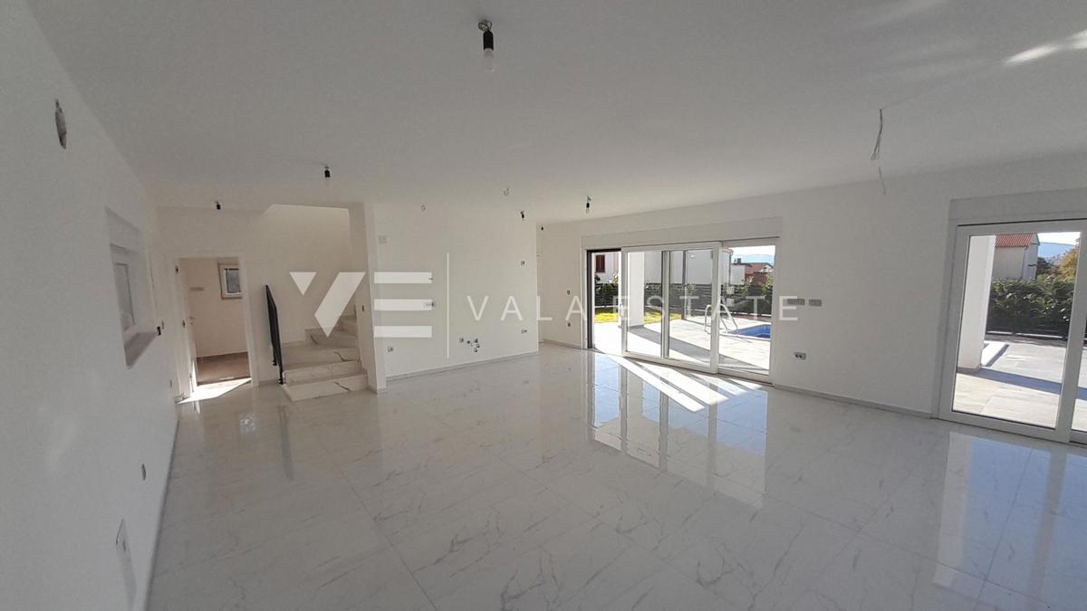 NOVA SAMOSTOJNA HIŠA Z BAZENOM IN POGLEDOM NA MORJE