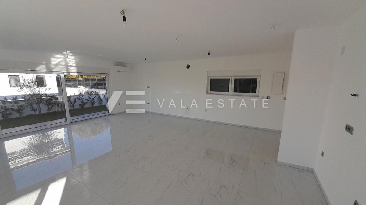 NOVA SAMOSTOJNA HIŠA Z BAZENOM IN POGLEDOM NA MORJE