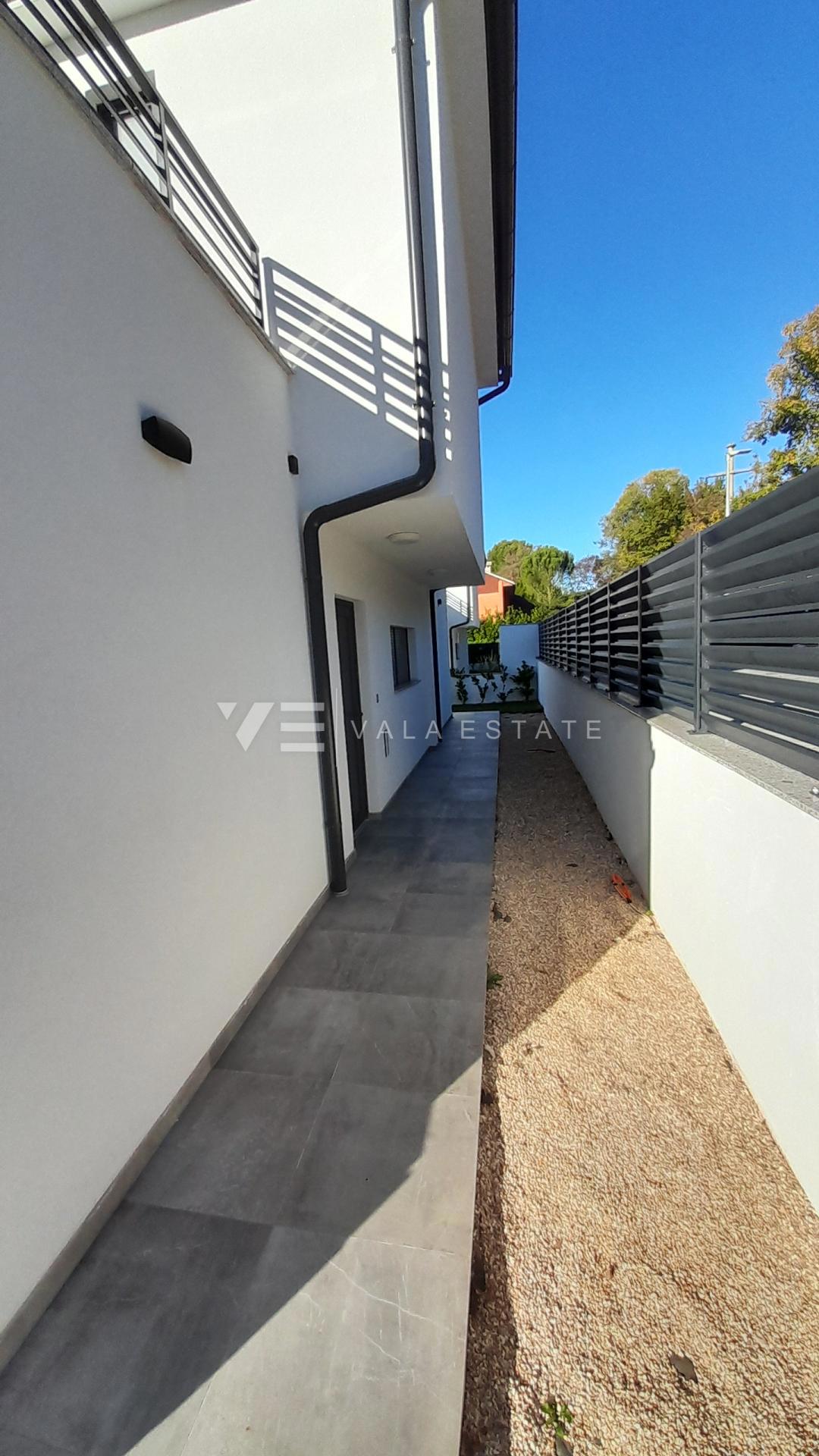 NOVA SAMOSTOJNA HIŠA Z BAZENOM IN POGLEDOM NA MORJE