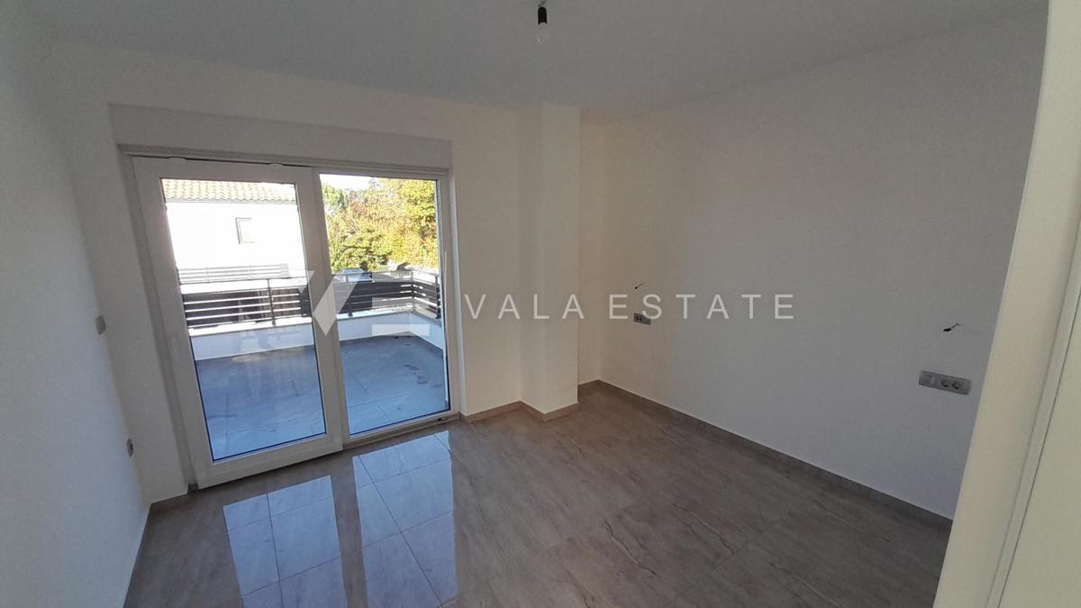 NOVA SAMOSTOJNA HIŠA Z BAZENOM IN POGLEDOM NA MORJE