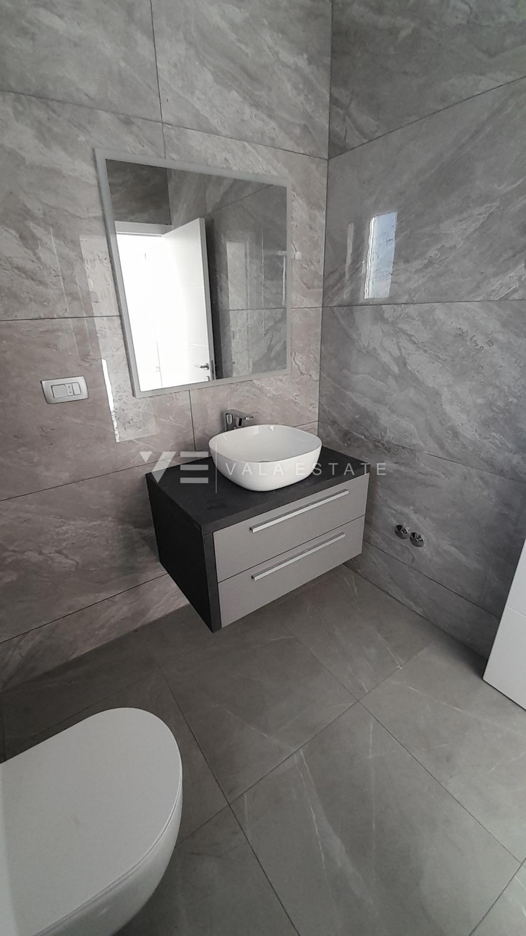 NOVA SAMOSTOJNA HIŠA Z BAZENOM IN POGLEDOM NA MORJE