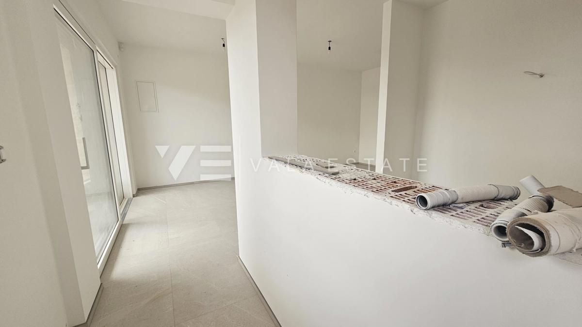 MODERNI PRITLIČNI APARTMA Z BAZENOM IN POGLEDOM NA MORJE