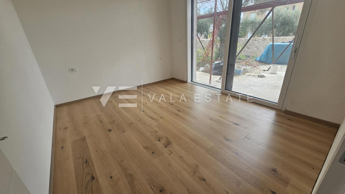 MODERNI PRITLIČNI APARTMA Z BAZENOM IN POGLEDOM NA MORJE