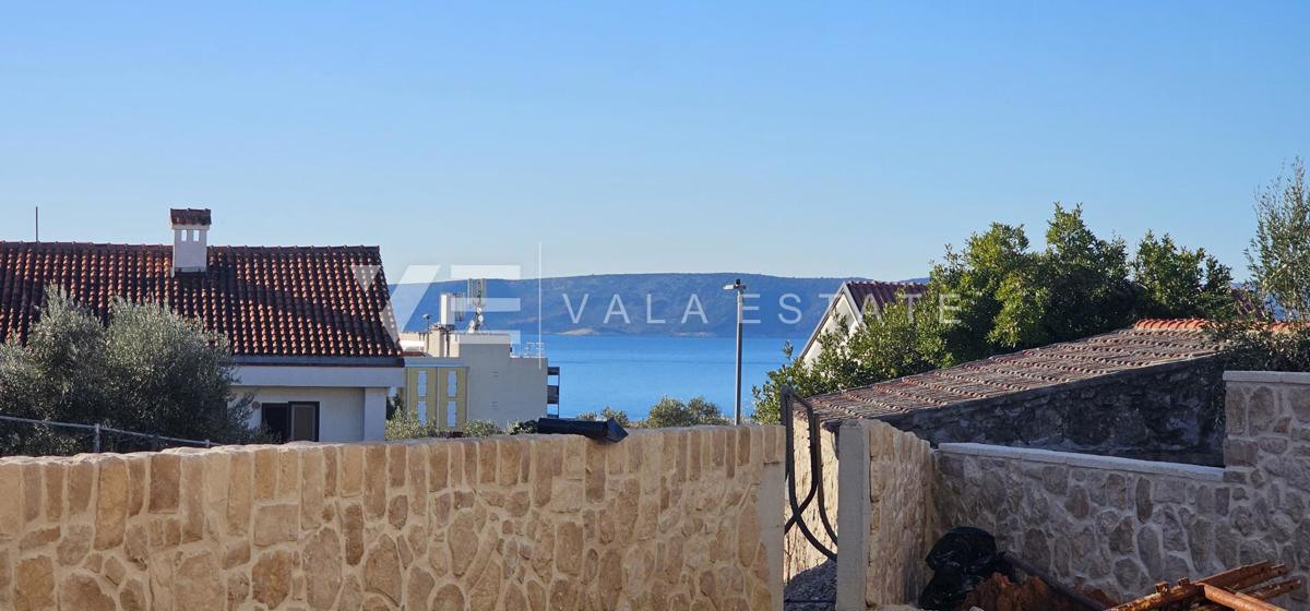 MODERNI PRITLIČNI APARTMA Z BAZENOM IN POGLEDOM NA MORJE