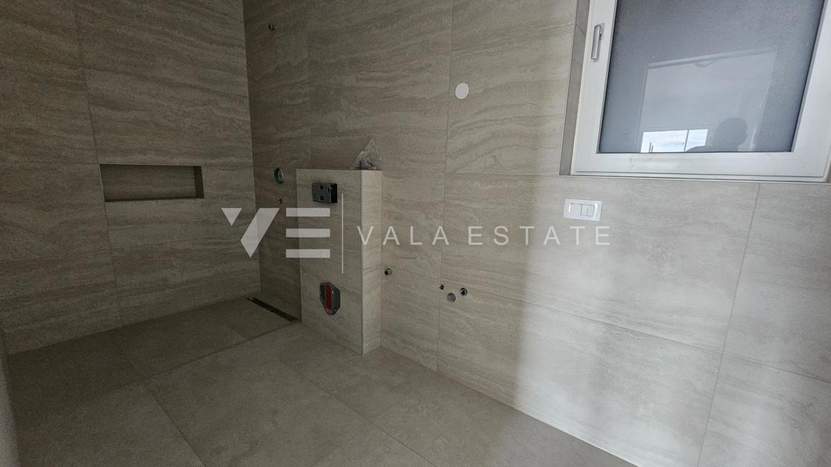 MODERNI PRITLIČNI APARTMA Z BAZENOM IN POGLEDOM NA MORJE