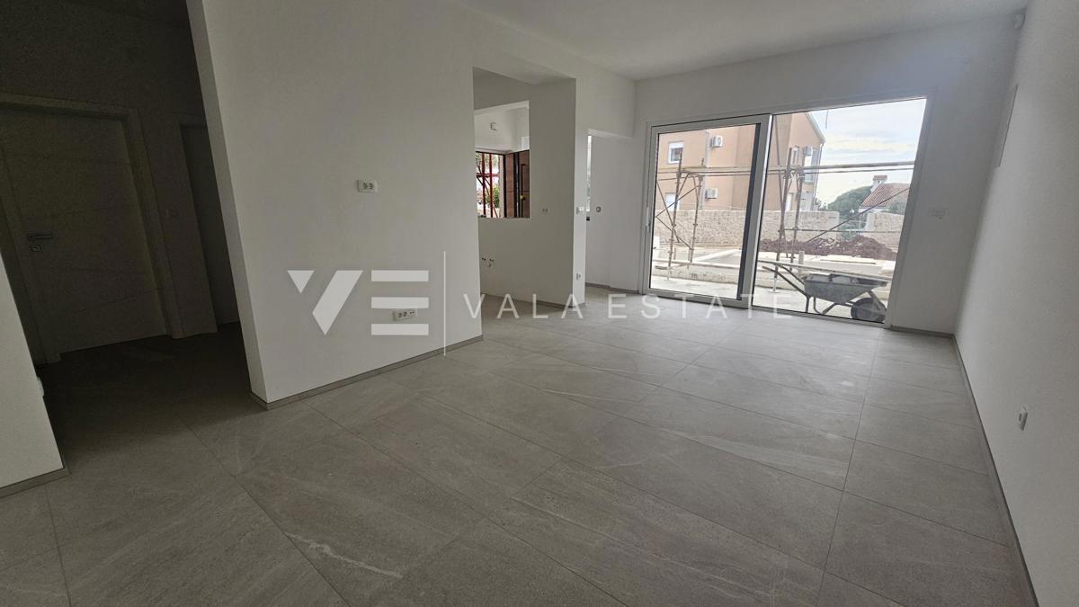 MODERNI PRITLIČNI APARTMA Z BAZENOM IN POGLEDOM NA MORJE