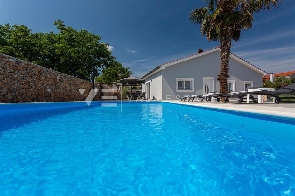 SAMOSTOJNA PRITLIČNA HIŠA Z BAZENOM NA MIRNI LOKACIJI