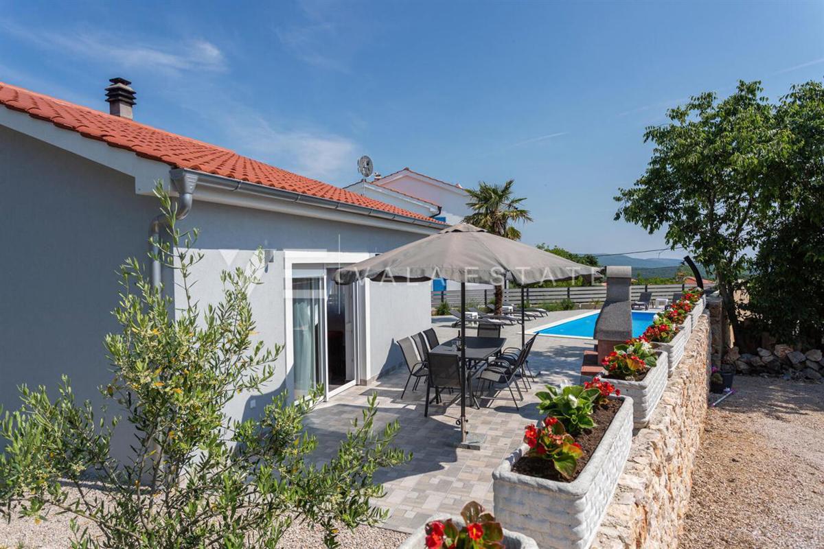 SAMOSTOJNA PRITLIČNA HIŠA Z BAZENOM NA MIRNI LOKACIJI