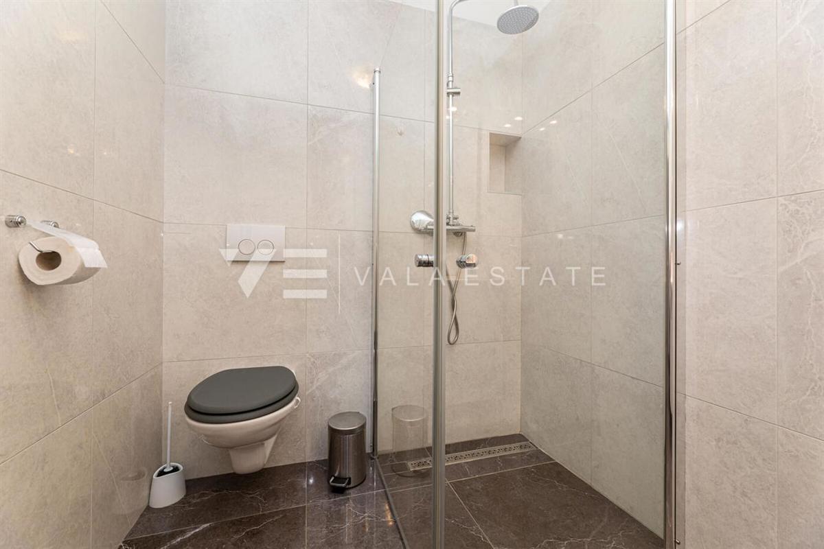 SAMOSTOJNA PRITLIČNA HIŠA Z BAZENOM NA MIRNI LOKACIJI