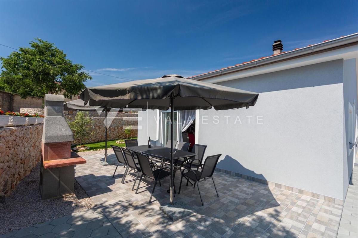 SAMOSTOJNA PRITLIČNA HIŠA Z BAZENOM NA MIRNI LOKACIJI