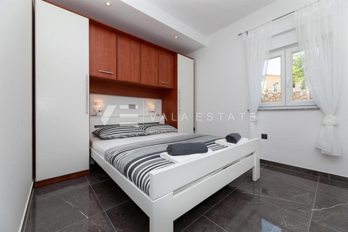 SAMOSTOJNA PRITLIČNA HIŠA Z BAZENOM NA MIRNI LOKACIJI