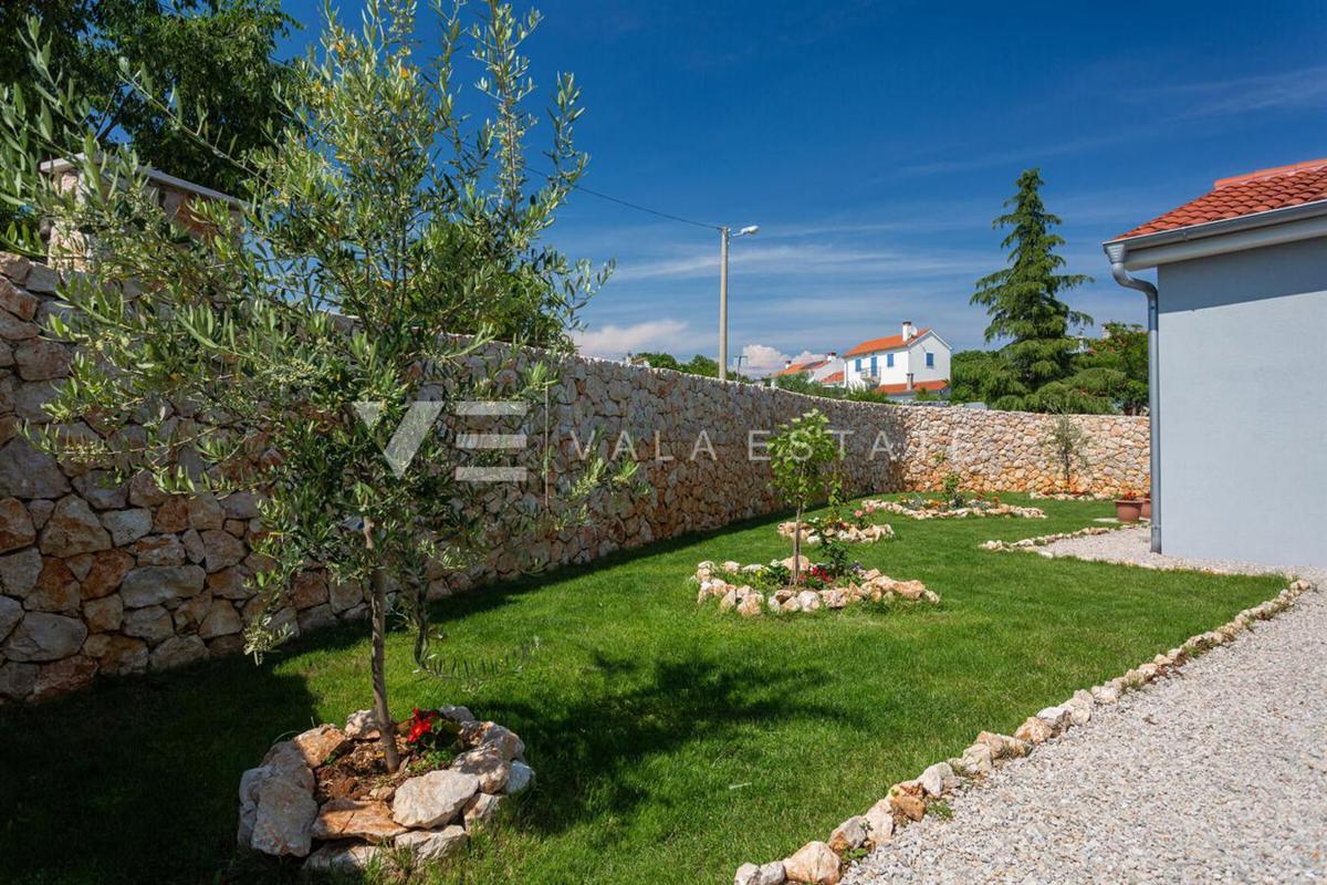 SAMOSTOJNA PRITLIČNA HIŠA Z BAZENOM NA MIRNI LOKACIJI