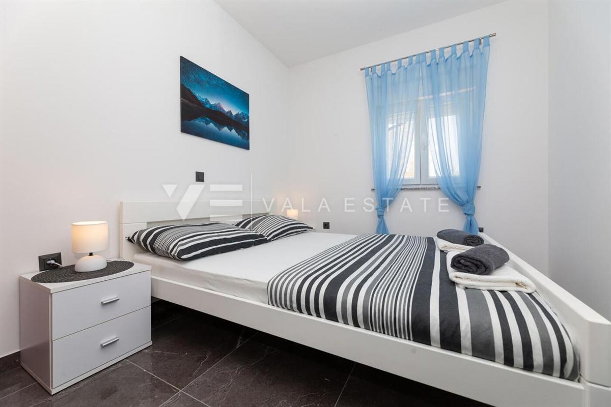 SAMOSTOJNA PRITLIČNA HIŠA Z BAZENOM NA MIRNI LOKACIJI