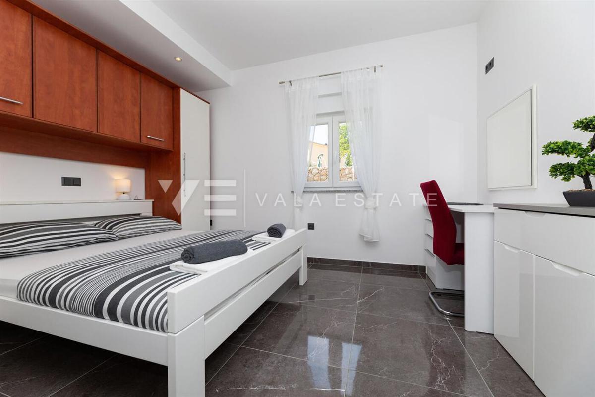 SAMOSTOJNA PRITLIČNA HIŠA Z BAZENOM NA MIRNI LOKACIJI