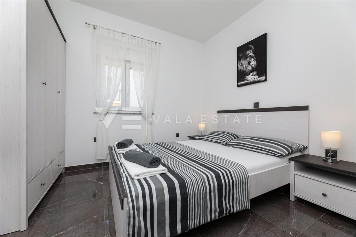 SAMOSTOJNA PRITLIČNA HIŠA Z BAZENOM NA MIRNI LOKACIJI