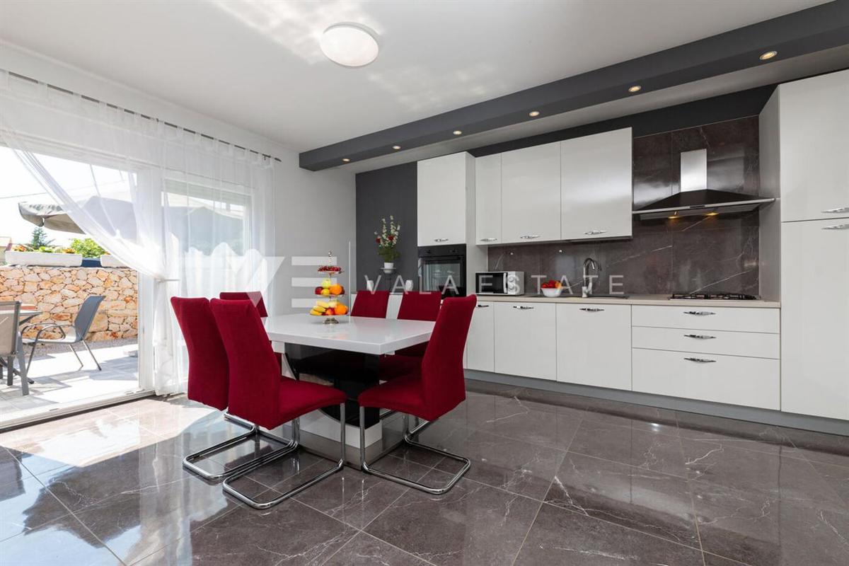 SAMOSTOJNA PRITLIČNA HIŠA Z BAZENOM NA MIRNI LOKACIJI