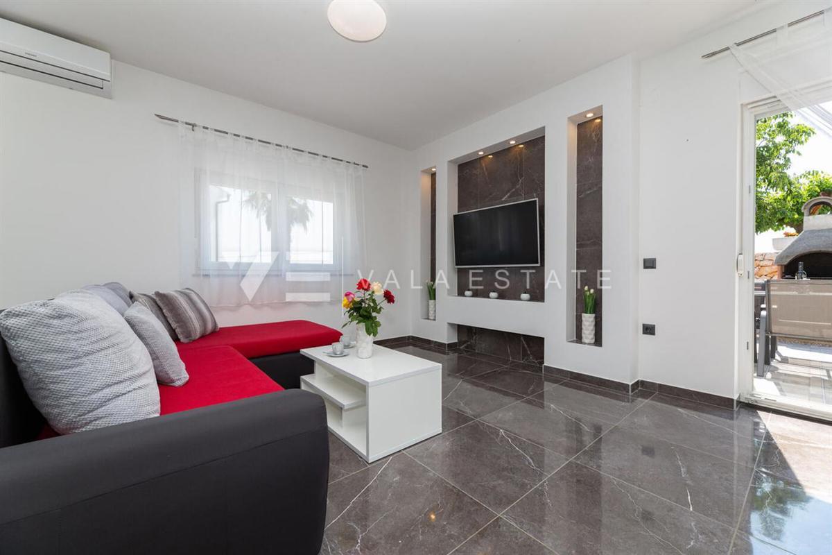 SAMOSTOJNA PRITLIČNA HIŠA Z BAZENOM NA MIRNI LOKACIJI