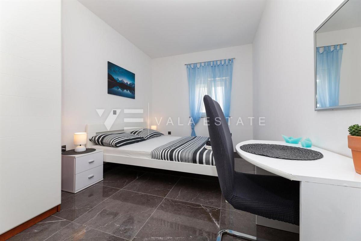 SAMOSTOJNA PRITLIČNA HIŠA Z BAZENOM NA MIRNI LOKACIJI