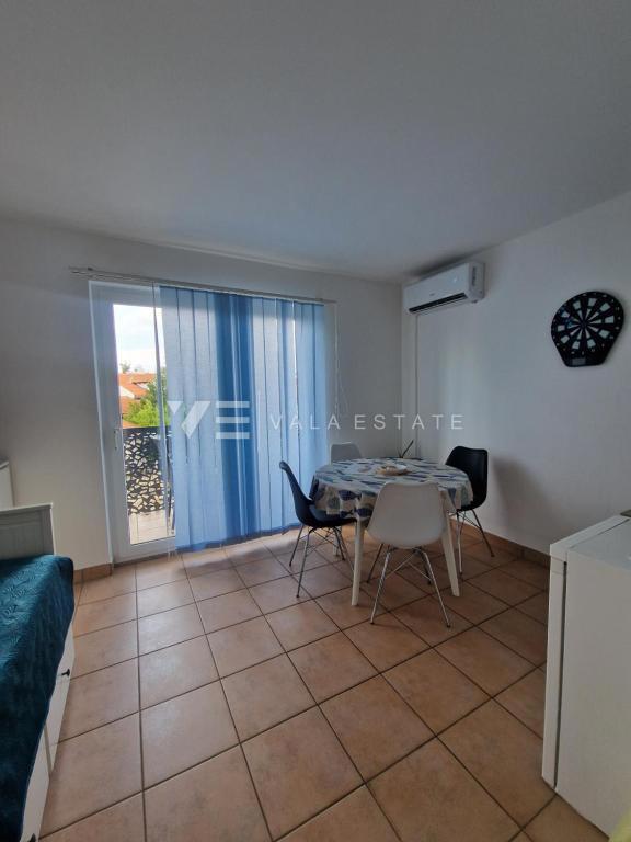 ENOSOBNI APARTMA V BLIŽINI ČUDOVITIH PLAŽ