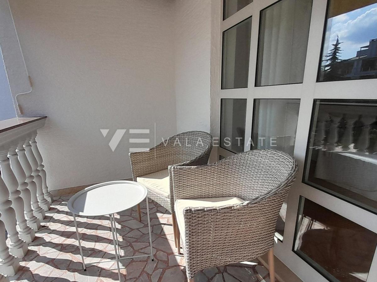 OPREMLJENI ENOSOBNI APARTMA Z POGLEDOM NA MORJE