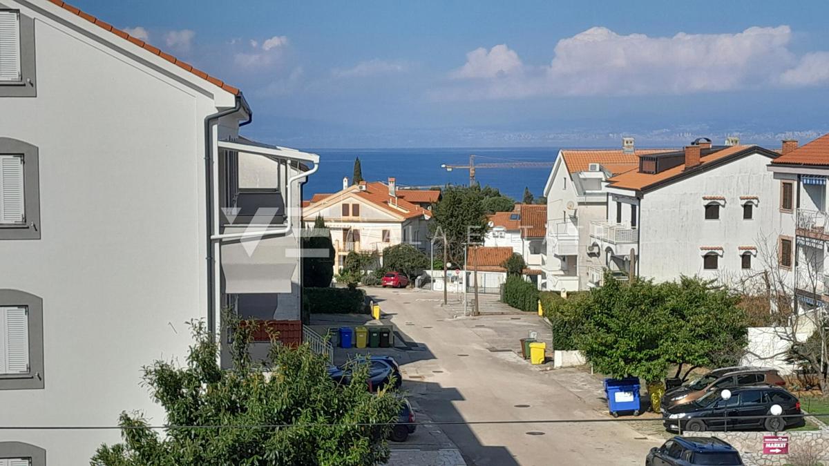 OPREMLJENI ENOSOBNI APARTMA Z POGLEDOM NA MORJE