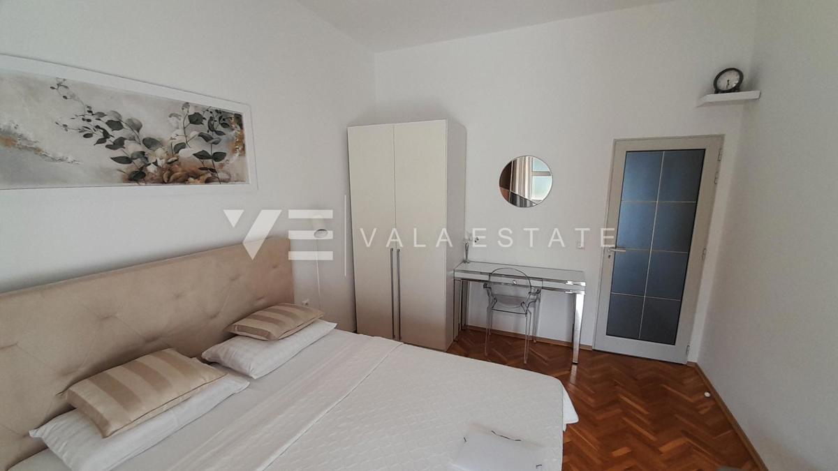 OPREMLJENI ENOSOBNI APARTMA Z POGLEDOM NA MORJE