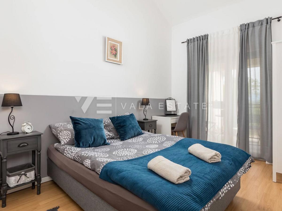 SREDOZEMSKA SAMOSTOJNA HIŠA Z BAZENOM NA MIRNI LOKACIJI