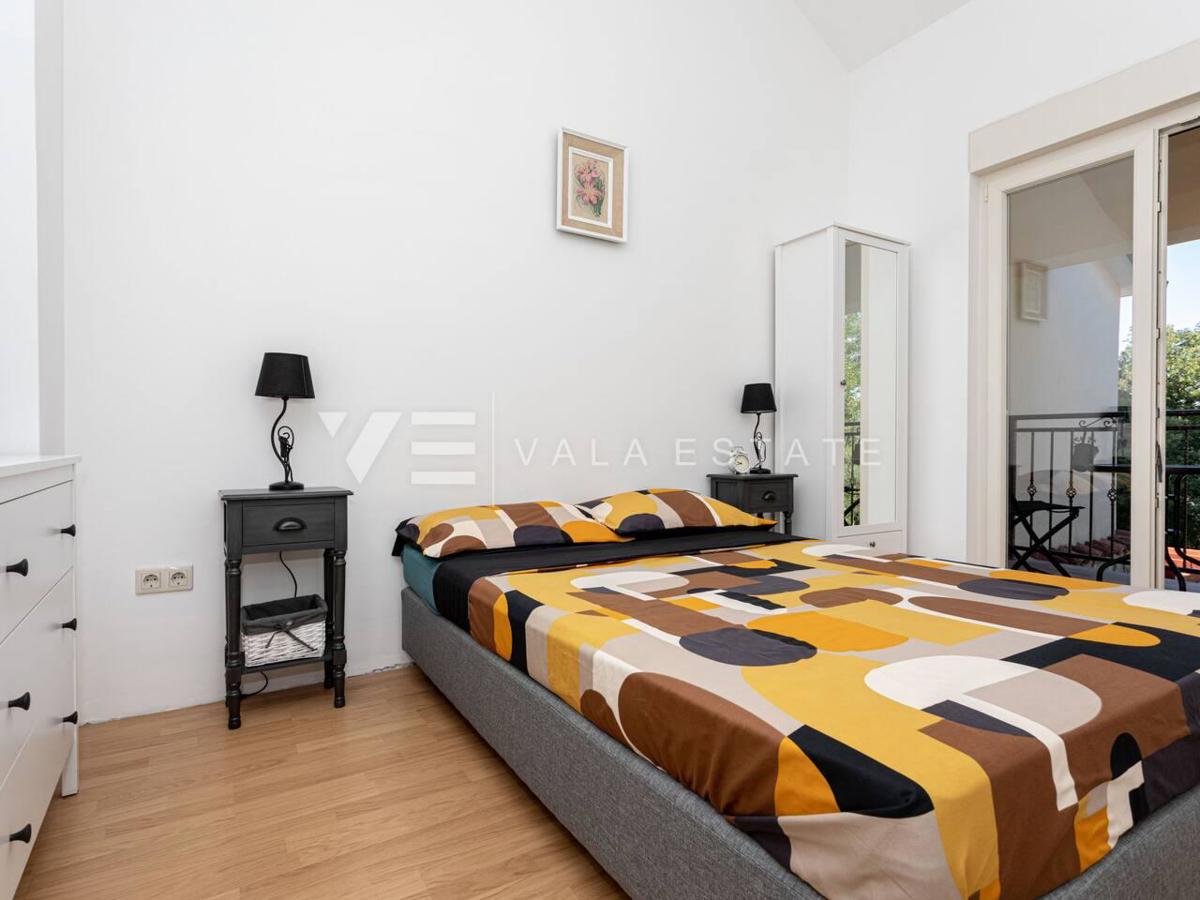 SREDOZEMSKA SAMOSTOJNA HIŠA Z BAZENOM NA MIRNI LOKACIJI